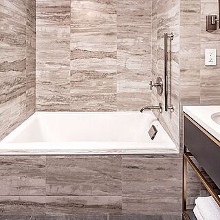 Hilton Club, The Central at 5th New York — Sample bathroom