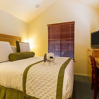 RiverPointe at Napa Valley — Sample bedroom