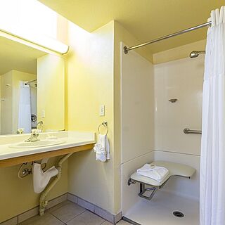 RiverPointe at Napa Valley — Sample bathroom