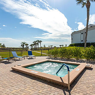 Sanibel Beach Club — Hot tub