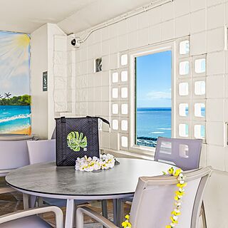 Imperial Hawaii Vacation Club &mdash; Pool deck seating area