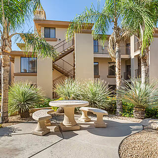 Hilton Vacation Club Scottsdale Links Resort &mdash; Resort grounds and picnic bench