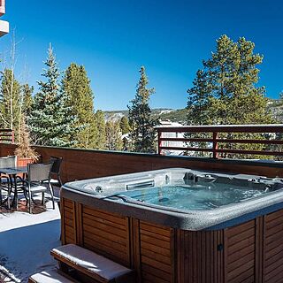Valdoro Mountain Lodge, a Hilton Grand Vacations Club — Sample suite balcony with hot tub
