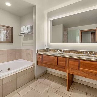 Valdoro Mountain Lodge, a Hilton Grand Vacations Club — Sample suite bathroom