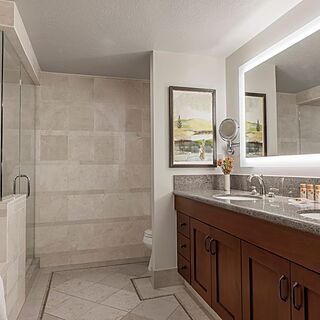 Marriott Grand Residence Club - Lake Tahoe — Sample penthouse bathroom
