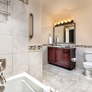 WorldMark Seattle - The Camlin — Sample bathroom