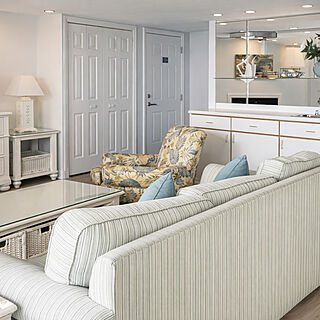 Living Room with wet bar!