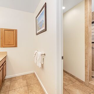 Lawai Beach Resort — Sample bathroom