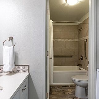 Canyon Rim at Eagle Crest &mdash; Sample bathroom