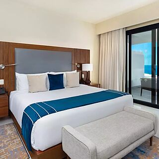 Villa La Valencia Beach Resort & Spa — Sample bedroom