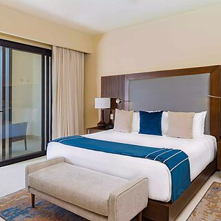 Villa La Valencia Beach Resort & Spa — Sample bedroom