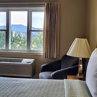 twin bed bedroom