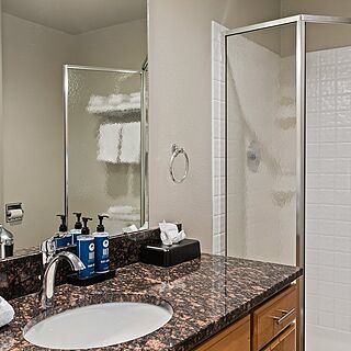 Lake Chelan Shores — Sample bathroom