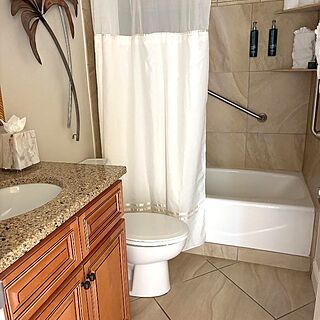 Eagle's Nest Beach Resort — Sample bathroom