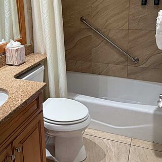 Eagle's Nest Beach Resort — Sample bathroom
