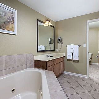 Club Wyndham Smoky Mountains — Sample bathroom