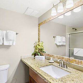 Kahana Villa Resort — Sample bathroom
