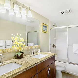 Kahana Villa Resort — Sample bathroom