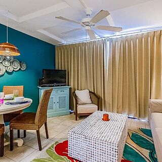 Hawaiian Princess at Makaha Beach — Sample living room