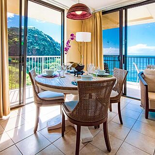 Hawaiian Princess at Makaha Beach — Sample dining room