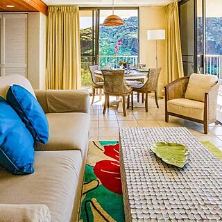 Hawaiian Princess at Makaha Beach — Sample living room