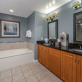 Holiday Inn Club Vacations Marco Island - Sunset Cove Resort — Sample bathroom