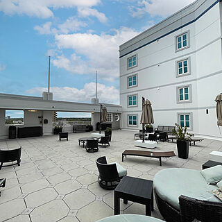 Horizon at 77th — Resort patio