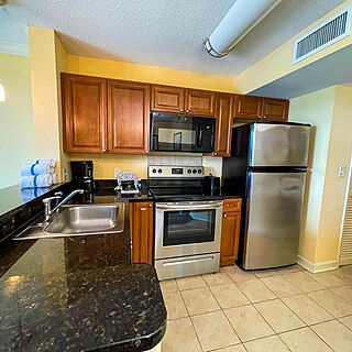 Horizon at 77th — Sample kitchen