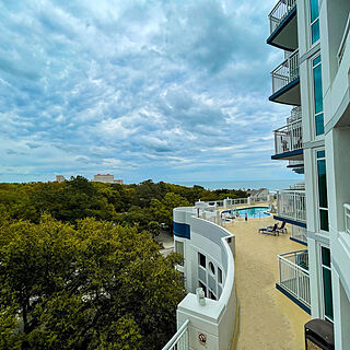 Horizon at 77th — Sample balcony view
